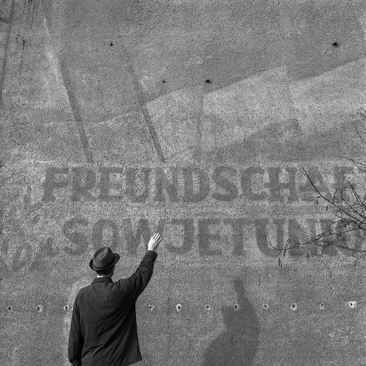 1988, Selbst, Leipzig, Erich-Zeigner-Allee, Römischer Gruß vor verblichener Losung, 2008, Thomas Steinert