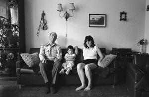 Familie K., Kulturoffizier/Sachbearbeiterin, Leipzig 1989 (aus der Serie »Sofabilder«), 1989, Gerhard Gäbler