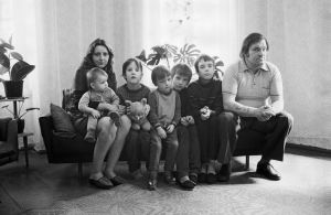Familie S., Hausfrau/Heizer, Leipzig 1989 (aus der Serie »Sofabilder«), 1989, Gerhard Gäbler
