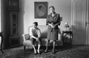 Franziska und Eva M., Krankenschwester/Krankengymnastin, Leipzig 1989 (aus der Serie »Sofabilder«), 1989, Gerhard Gäbler